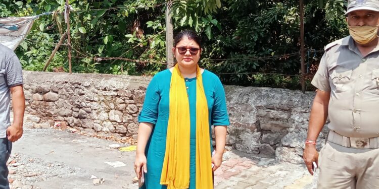 डीएम के आदेश पर कालाढूंगी नैनीताल तिराहे का अतिक्रमण हुआ मुक्त, तहसीलदार प्रियंका रानी ने किया मौका मोईना