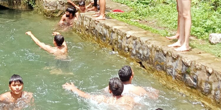 तपतपाती गर्मी में नहरों में आखिर क्यूं … बच्चे
