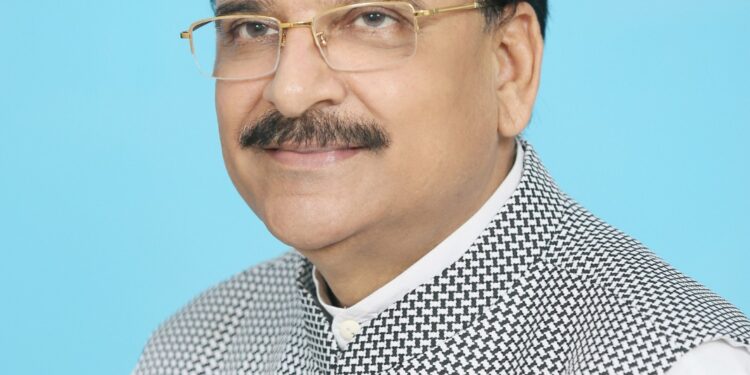 केंद्रीय रक्षा एवं पर्यटन राज्य मंत्री अजय भट्ट ने की मानवता की मिसाल कायम,सड़क पर चोटिल घायल पड़े व्यक्तियो को अस्पताल में भर्ती करवाया