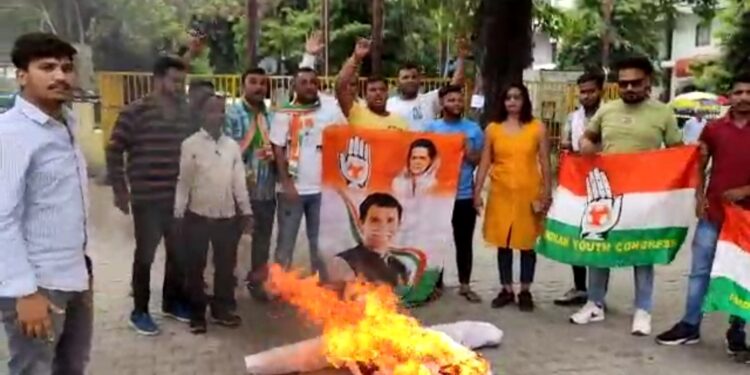 मोदी सरकार के खिलाफ जोरदार नारेबाजी….पुतले को किया आग के हवाले…….