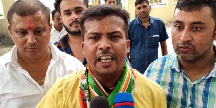 छात्रों पर पुलिस द्वारा दौड़ा दौड़ा कर पीटे जाने की यूथ काग्रेस महानगर हेमन्त साहू ने कड़े शब्दों में निन्दा……