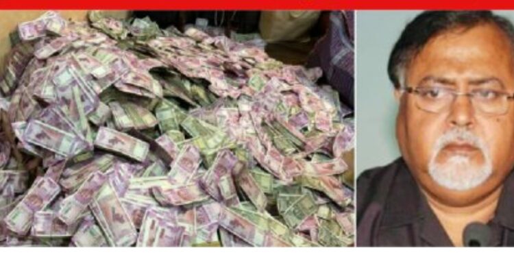 भर्ती घोटाले में ई डी ने छापेमारी में 20 करोड़ नगदी 20 मोबाइल किए बरामद