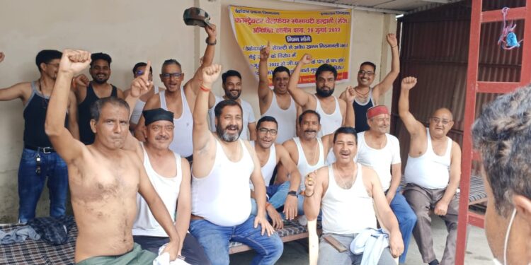 रॉयल्टी को खनन नियमावली के विरोध में अर्धनग्न होकर प्रदेश सरकार के खिलाफ प्रदर्शन किया