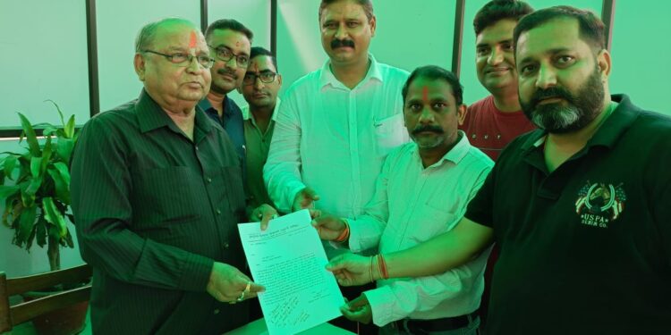 आखिरकार अवैध खनन नियमावली 2005 को रॉयल्टी से क्यूं जोड़ा जा रहा है,कालाढूंगी विधायक मंत्री बंशीधर भगत से उनके निवास स्थान पर मिलने पहुंचे, ठेकेदारों का प्रतिनिधि मंडल