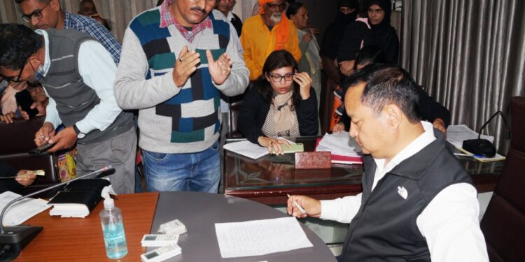 जिलाधिकारी ने हल्द्वानी में फरियादियों की जनता दरबार लगाकर सुनी जन समस्याएं….