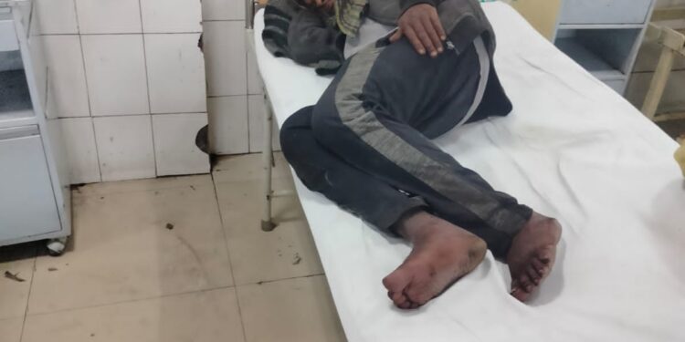 समाजसेवियों ने लावारिस को अस्पताल मे भर्ती कराया….