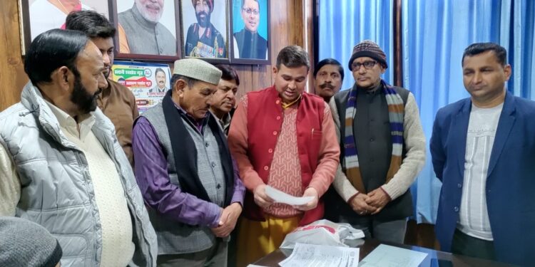 2 सूत्रीय मांगपत्र हेतु नगर आयुक्त को सौंपा ज्ञापन….