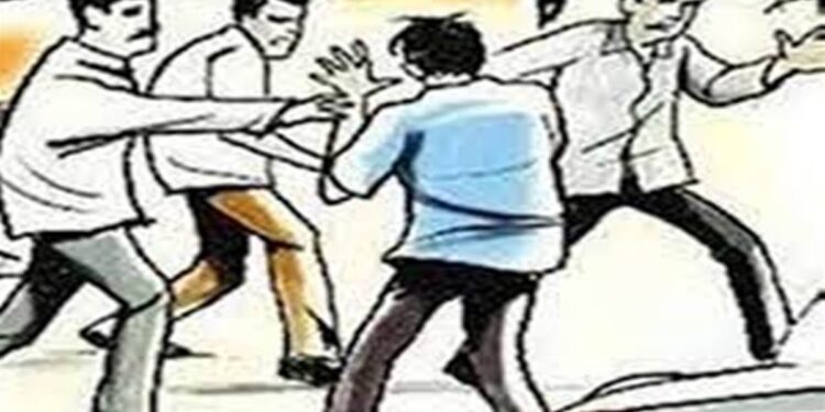 फेयरवेल पार्टी में डांस को लेकर छात्रों के बीच जमकर हुई मारपीट, प्रधानाचार्य ने बुलाई पुलिस….