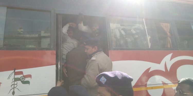 मुख्यमंत्री आगमन का विरोध कर रहे सपा कार्यकर्ताओं को पुलिस ने किया गिरफ्तार….