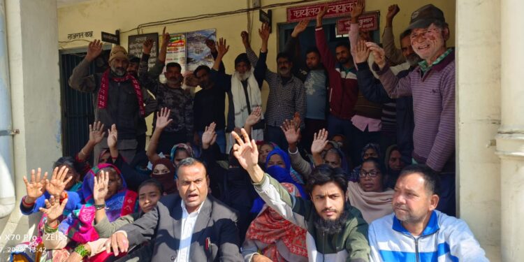 तहसील दिवस पर अधिकारियों की अनुपस्थिति से लोगो का फूटा गुस्सा….