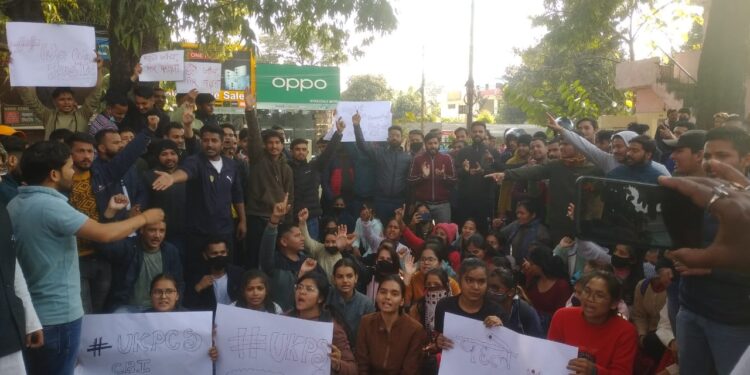 बेरोजगारों का जबदस्त प्रदर्शन, पुलिस ने हाईवे जाम का बहाना बना कर किया लाठीचार्ज…..