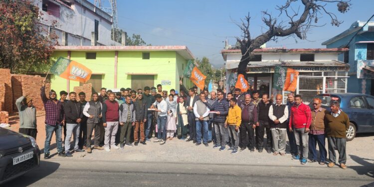 नई मंडल की टीम के गठन पर मिष्ठान वितरण कर मुख्यमंत्री धामी का किया गया आभार व्यक्त……