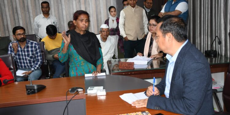जिलाधिकारी ने जनता दरबार लगाकर फरियादियों की सुनी जन समस्याएं…..