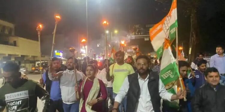 सीबीआई जांच की मांग को लेकर यूथ कांग्रेस ने निकाला मशाल जुलूस….