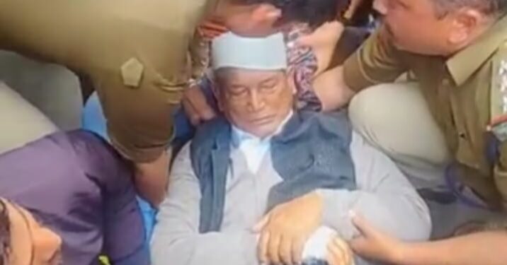 हरीश रावत की बिगड़ी तबियत,एंबुलेंस में चिकित्सकों द्वारा किया गया उनका परीक्षण…..