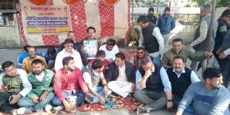 हल्द्वानी भर्ती घोटाले की CBI जांच की मांग करते हुए धरने पर बैठे नेता प्रतिपक्ष यशपाल और विधायक सुमित……