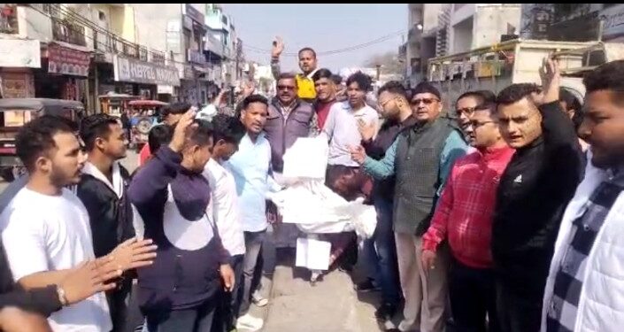 प्रदेश में लगातार पेपर लीक प्रकरण से नाराज कांग्रेस, प्रदेश सरकार का पुतला फूंका