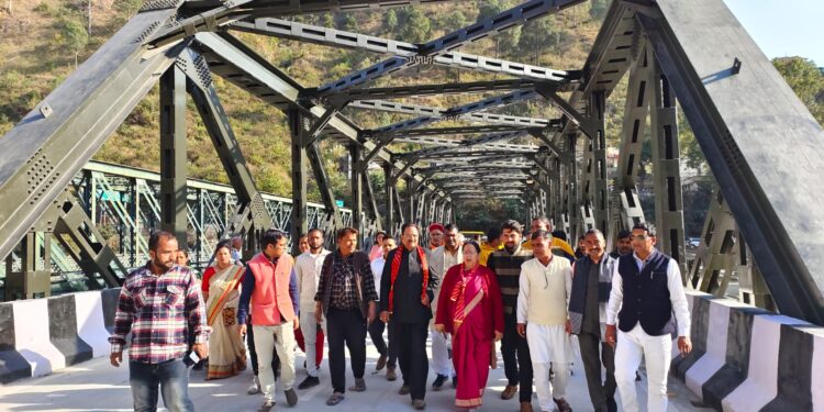 अजय भट्ट ने किया 70 मीटर टू लेंन स्पान पुल का निरीक्षण।