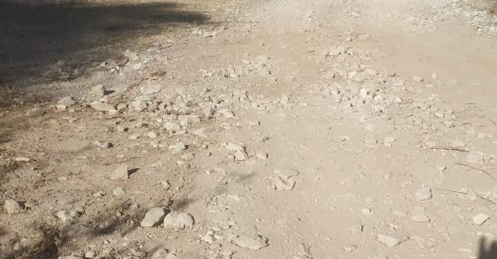 डामरीकरण के स्थान पर मिट्टी से भरे जा रहे है गड्ढे।….