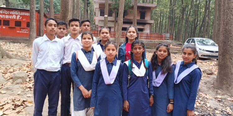 शैक्षिक भ्रमण पर छात्र-छात्राओं को कराया लंच….