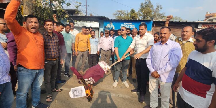 भाजपा कालाढूंगी मंडल अध्यक्ष के नेतृत्व में कांग्रेस पार्टी का पुतला दहन….