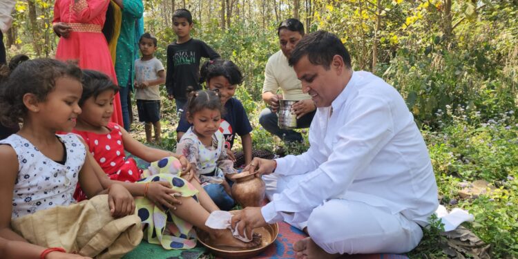 विकास भगत ने कन्या पूजन कर बच्चों को करवाया भंडारा….