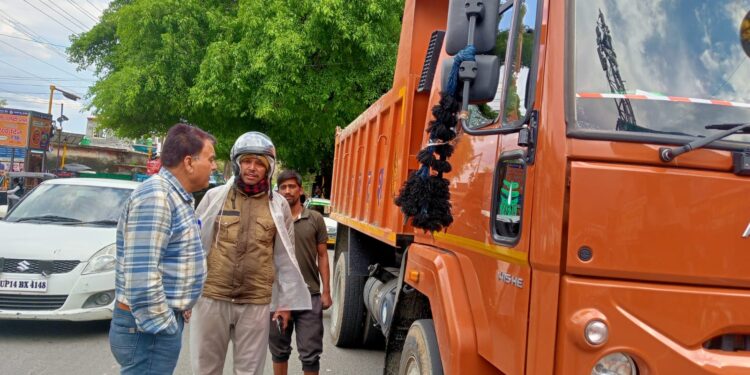 शराब के नशे मे समाजसेवी व पुलिस कर्मचारी को ठोका…..