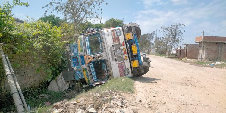 हाइवे से सटे नाले में पलटा सामान से भरा ट्रक, टला बड़ा हादसा…..