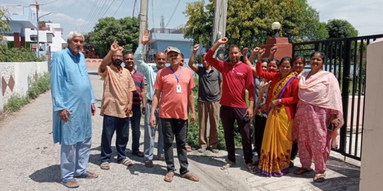 हल्द्वानी- इस क्षेत्र मे 25 घरों में वर्षों से  नहीं पहुंच रहा पानी,चंदा इकट्ठा करके करते है पानी का इंतज़ाम…..