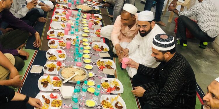 बनभूलपुरा मे कराया मेडिकल स्टोर वालों ने लाइन न० 12 काटी हाउस में रोज़ा इफ्तार…..