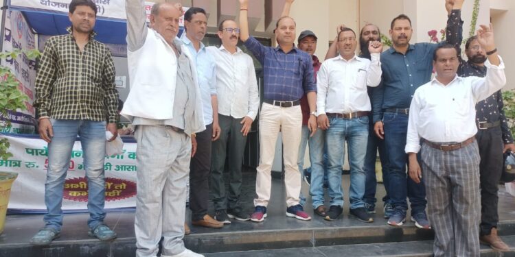 पार्षदो ने नगर निगम हल्द्वानी में किया अधिकारियों का धेराव….
