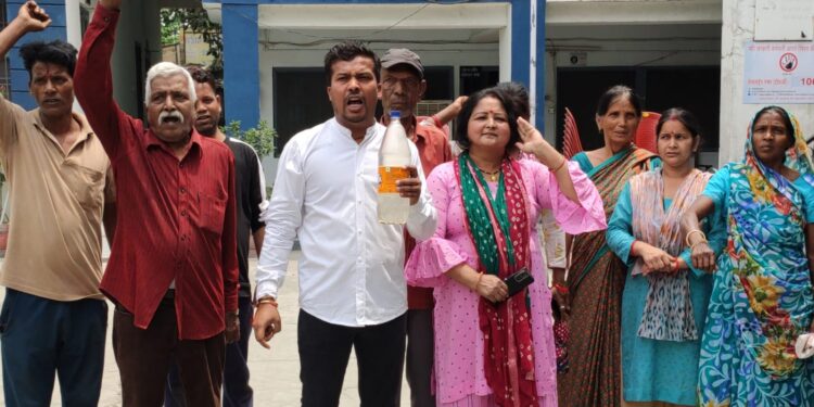 दूषित बदबू वाले पानी के विरोध मे स्थानीये लोगों ने किया जोरदार हंगामा…….