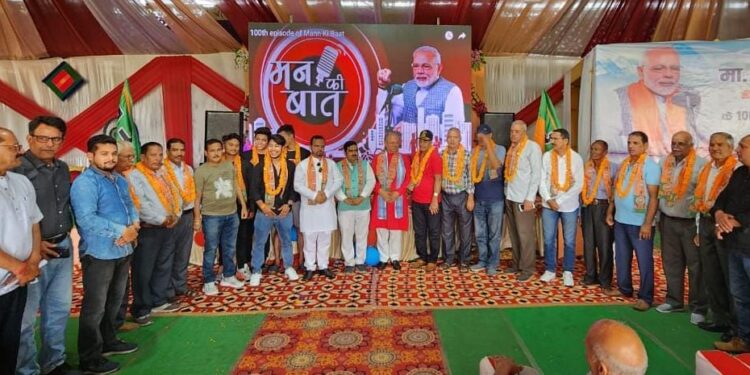 सैकड़ो की संख्या में लोगो ने सुना प्रधानमंत्री नरेंद्र मोदी के मन की बात कार्यक्रम …..