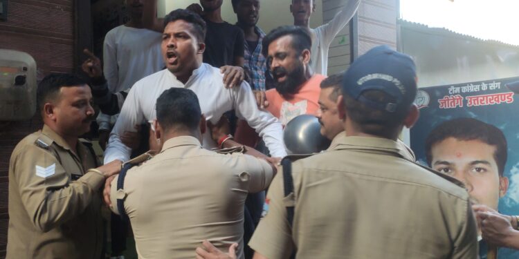 पुलिस ने हेमन्त साहू के आवास कार्यालय को किया छवानी में तब्दील…..