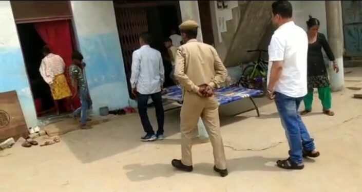 मृतक राजन सैनी के परिवार वालों से मिलने पहुंचे सितारगंज नगर पालिका चेयरमैन हरीश दुबे……