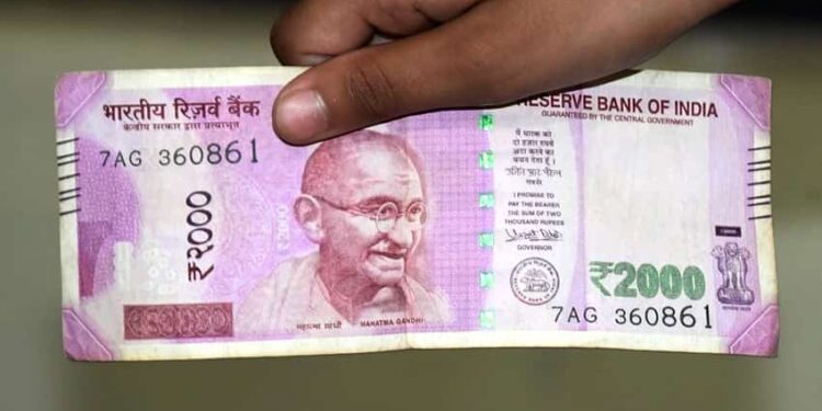 एक बार फिर देश में नोटबंदी:- 2000 के नोट होंगे चलन से बाहर, इस तारीख तक बैंक में जाकर बदलने के निर्देश……..