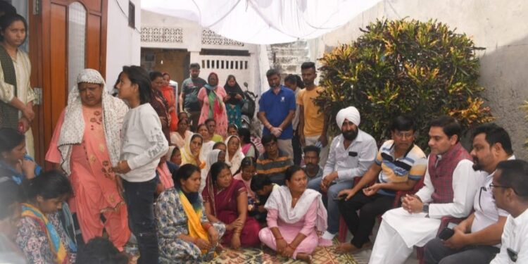 पत्रकार अंकित सिंह के परिजनों से मिल कैबिनेट मंत्री ने जताया शोक संवेदना……