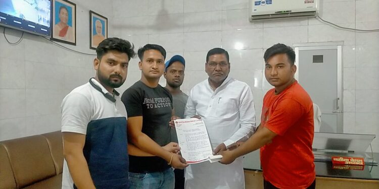 समस्याओं के समाधान को क्षेत्र के युवाओं ने चेयरमैन प्रतिनिधि को सौंपा ज्ञापन……