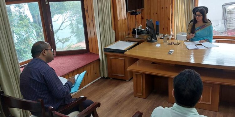 ज़िलाधिकारी वंदना सिंह ने गतिमान योजनाओ की  जानकारी लेते हुए ली समीक्षा बैठक……