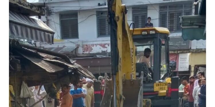 हल्द्वानी मे यहाँ अतिक्रमण पर चला नगर निगम का बल्डोज़र………