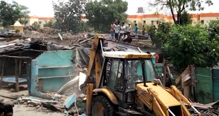 प्रशासन ने लगभग 300 से अधिक घरों को हटाने की शुरू कर दी कार्रवाई…….
