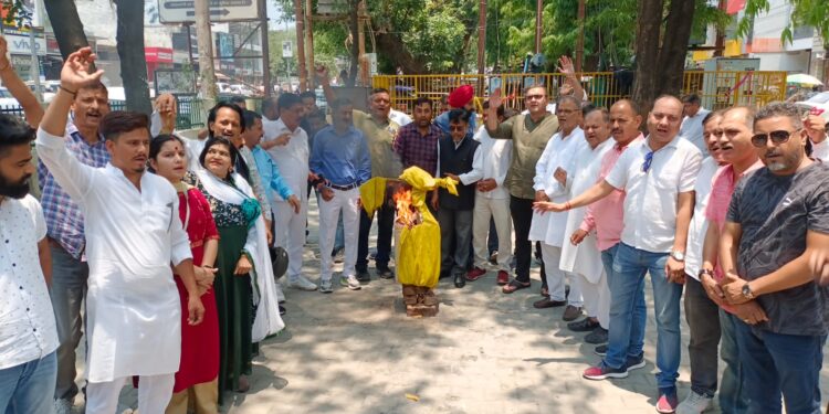 पूर्व मुख्यमंत्री त्रिवेंद्र सिंह रावत एवं भाजपा का पुतला दहन किया गया……….