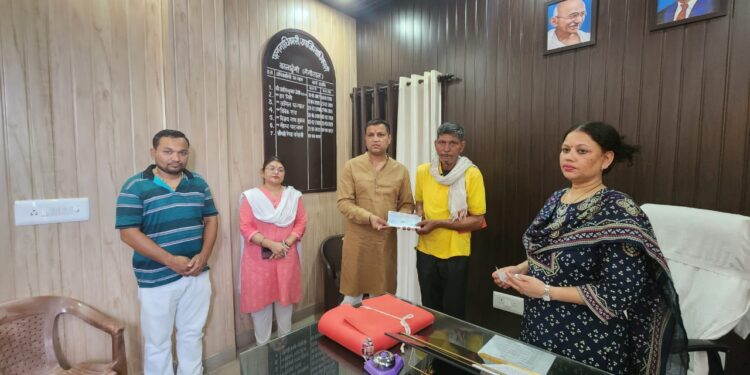 कालाढूँगी में किए गए मुख्यमंत्री सहायता राशि के चेक वितरित………