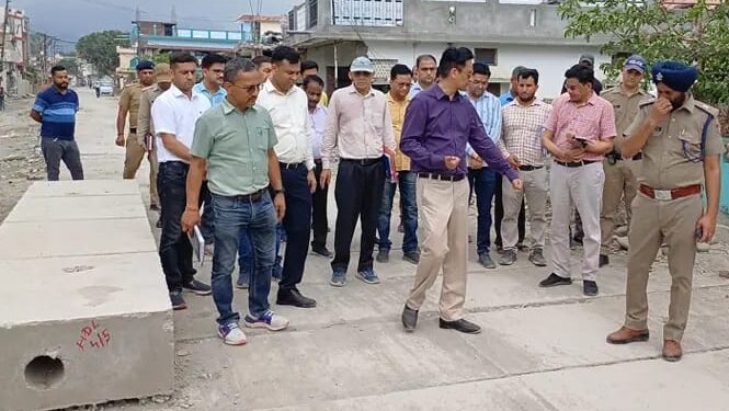 हल्द्वानी में चल रहे निर्माण कार्यों का कुमाऊं कमिश्नर दीपक रावत ने किया ताबड़तोड़ निरीक्षण…….