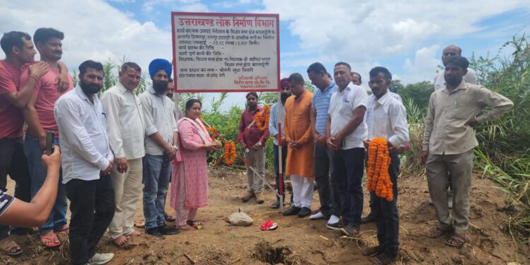 विधायक के प्रयासों से स्वीकृत हुए ग्रामीण मार्गों का किया शिलान्यास……