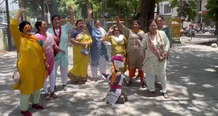 बार-बार बत्ती गुल होने से परेशान गृहणियों ने फूंका सरकार का पुतला……