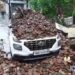 बारिश से एक पुराना मकान की दीवार भरभरा कर कार पर गिरी………