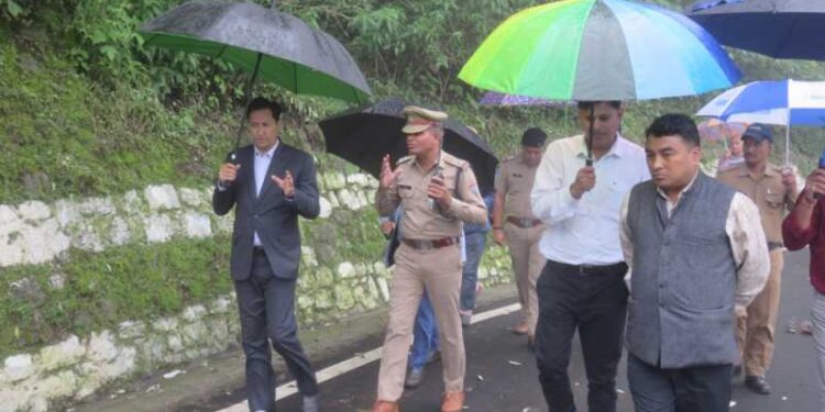 आयुक्त दीपक रावत ने किया क्षतिग्रस्त राजभवन रोड का निरीक्षण……