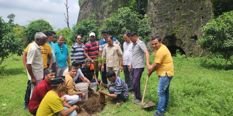 इतिहासिक ब्रिटिश कालीन फाउंड्री मे कॉर्बेट विकास समिति ने किया वृक्षारोपण………