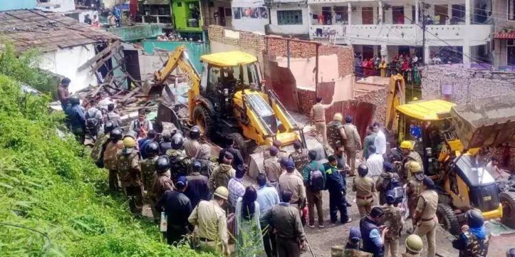 नैनीताल के शत्रु सम्पत्ति से अतिक्रमण हटाने के लिए पहुंचा भारी पुलिस बल……